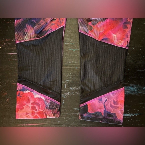 3/4 length Workout Leggings - Xersion Brand - Floral Print - Size S - Picture 7 of 10